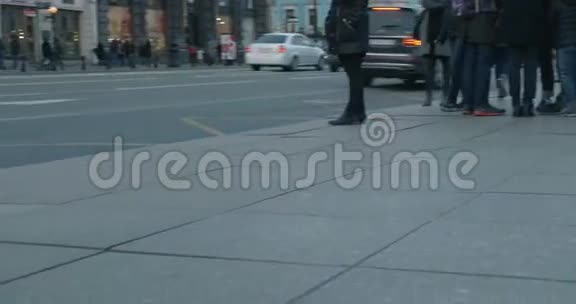 街上人的腿视频的预览图