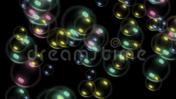 五颜六色的肥皂泡在黑色背景上移动迪斯科舞厅或夜总会的迷幻背景视频的预览图