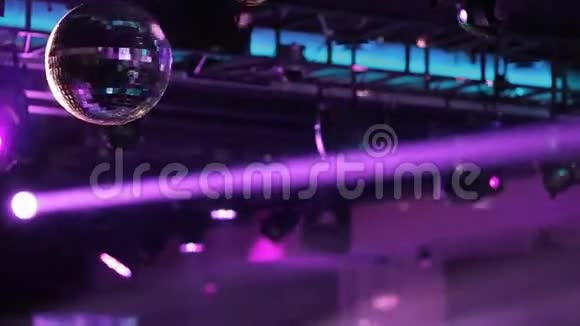 俱乐部迪斯科舞厅闪烁的彩灯视频的预览图
