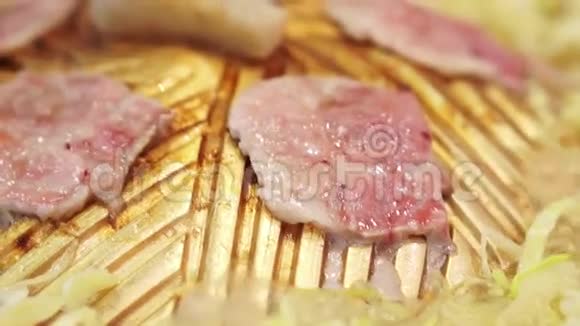 在黄铜锅上烤猪肉煮白菜蔬菜视频的预览图