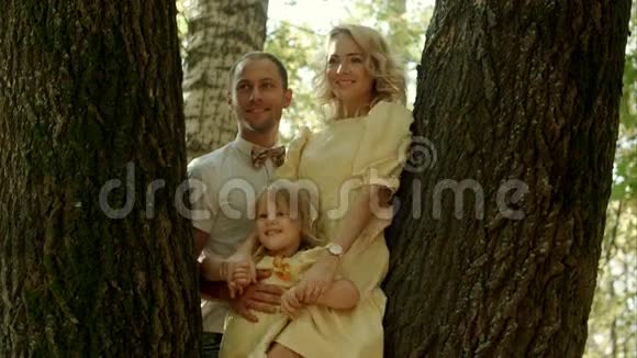 金色枫树秋天公园的幸福家庭视频的预览图