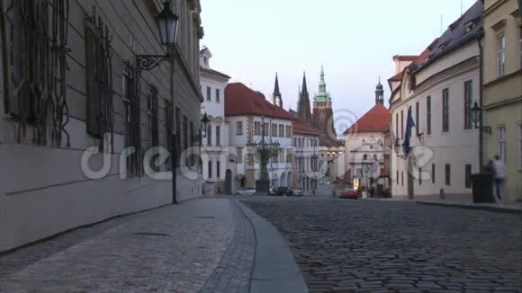 就在布拉格城堡的小巷里视频的预览图