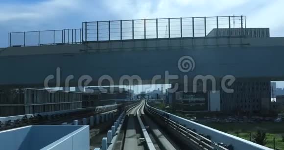 东京Yurikamome铁路的后视图视频的预览图