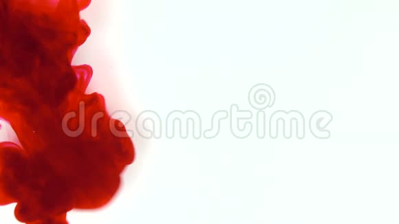 4K镜头背景资料液体油墨红色混合爆裂旋流液视频的预览图