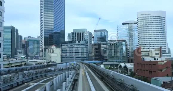 东京Yurikamome铁路的后视图视频的预览图
