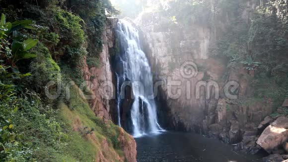 泰国海乌纳洛克瀑布高耀国家公园世界遗产视频的预览图
