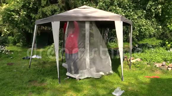 人在花园内附保护帐篷淋浴网视频的预览图
