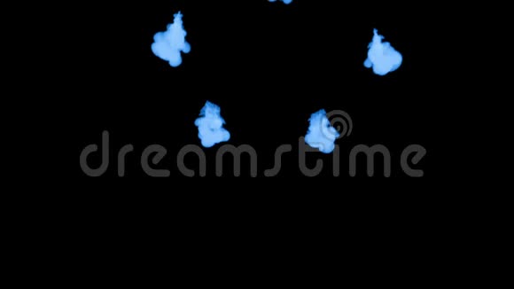 三维蓝色墨水在水中墨在圆圈中的底部视图视频的预览图