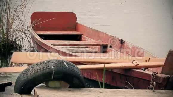 湖边的老式木制渔船视频的预览图