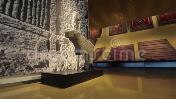 阿塞拜疆地毯博物馆展览以旧地毯和现代地毯为特色视频的预览图