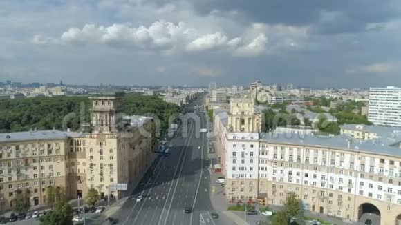 在莫斯科阳光明媚的夏日观赏加加林广场视频的预览图