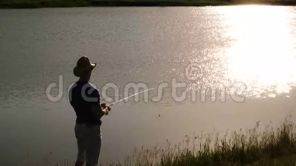渔人在湖上旋转捕捉捕食性鱼类视频的预览图