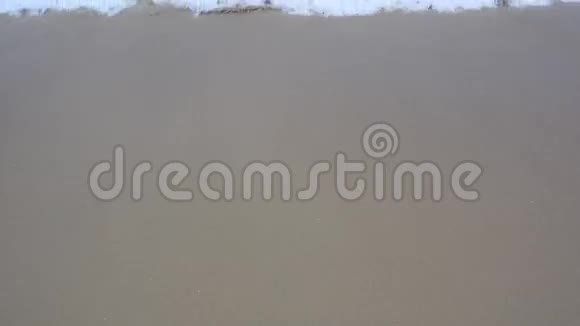 沙滩上的海浪海滩沙质地背景波浪返回大海视频的预览图