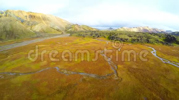 冰岛兰德曼纳劳加多色山脉和冰川景观视频的预览图
