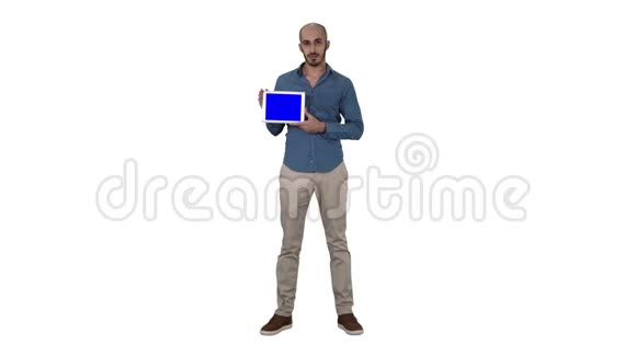 阿拉伯男子在白色背景上显示空白平板屏幕视频的预览图