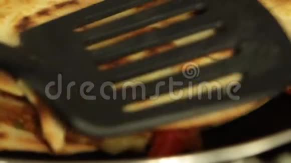 用辣椒煮红薯玉米饼视频的预览图