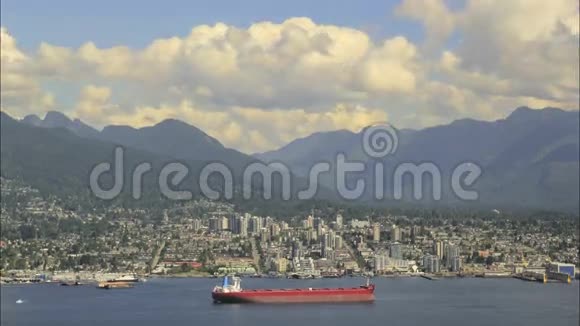 从加拿大的加斯东俯瞰北温哥华天空和水上交通视频的预览图