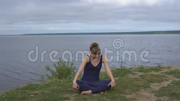 古典瑜伽姿势的女孩精力集中视频的预览图