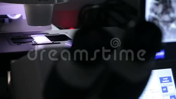 现代显微镜特写样品中插入样品视频的预览图