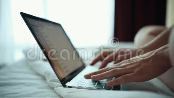 一个拿着笔记本电脑工作的女人视频的预览图