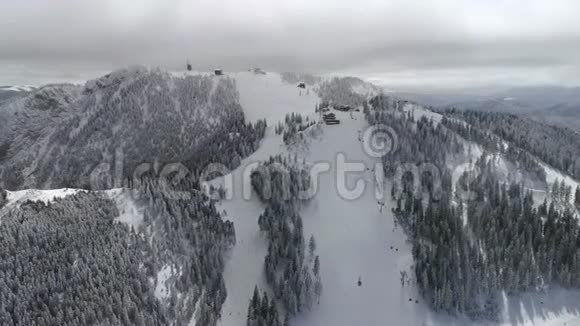 一个繁忙滑雪场的空中录像视频的预览图