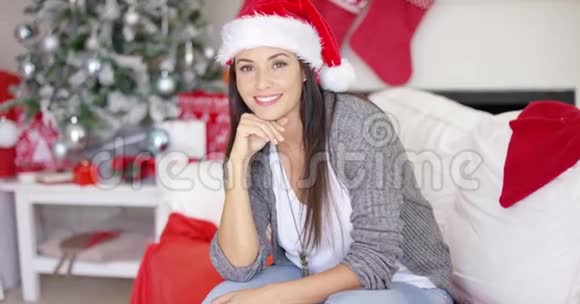 微笑着在家庆祝圣诞节的漂亮女人视频的预览图