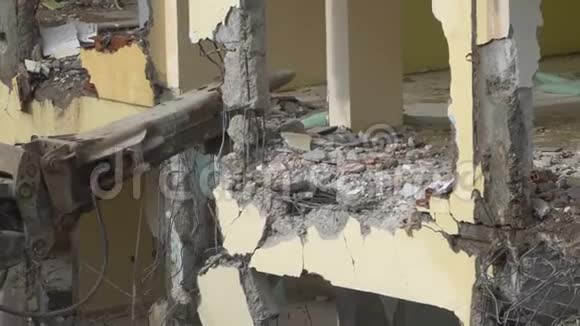 用重型机械摧毁旧建筑的过程视频的预览图