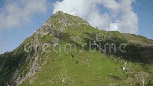 夏季山区的索道视频的预览图