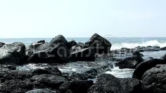 有海浪的黑色熔岩科纳夏威夷视频的预览图