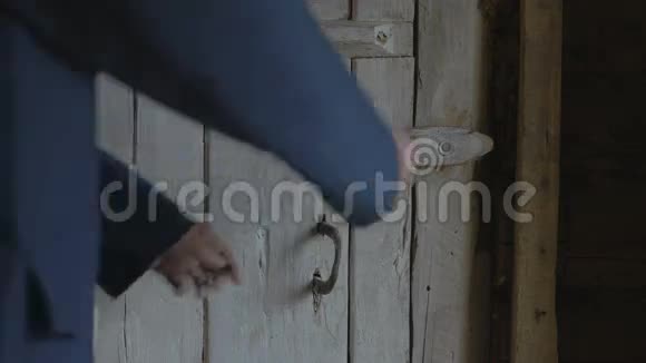 老板打开门锁上金属锁走进谷仓的房间视频的预览图