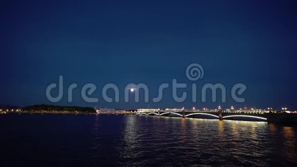 晚上在圣彼得堡桥视频的预览图