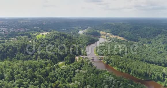 锡古尔达市森林大桥自然高贾河无人驾驶飞机飞行桥车从上面行驶视频的预览图