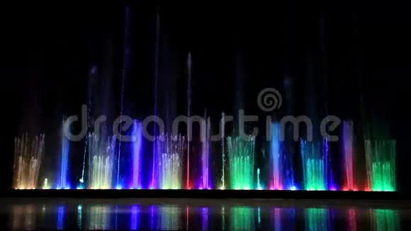 舞动着美丽的彩色喷泉倒影在冰中宽低角度拍摄视频的预览图