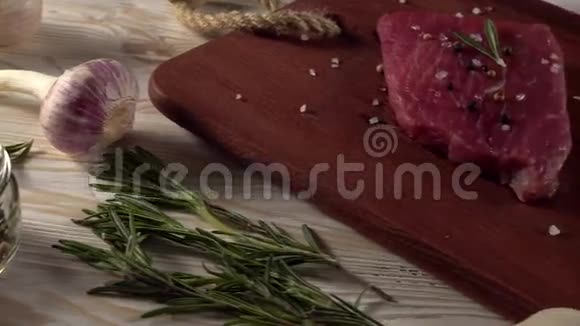 桌上放着胡椒迷迭香斧和大蒜的牛肉片视频的预览图