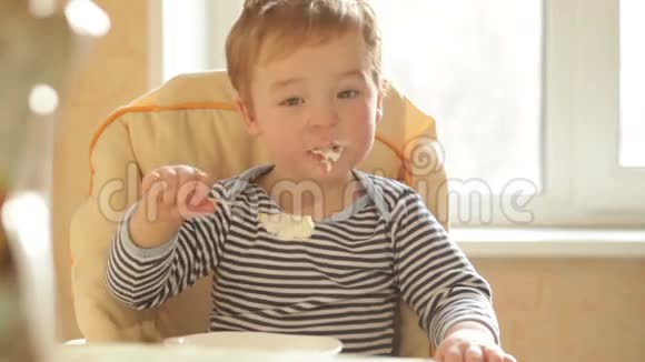 小男孩早上吃粥视频的预览图
