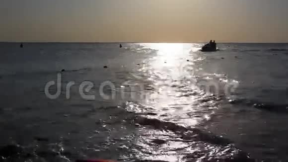 夕阳西下的小渔船海水飞溅视频的预览图