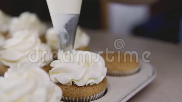 用奶油装饰纸杯蛋糕家庭面包店概念视频的预览图