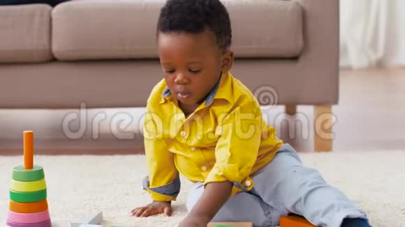 非裔美国男孩玩玩具积木视频的预览图