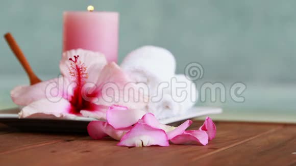 泳池旁的毛巾蜡烛和粉红色的花视频的预览图