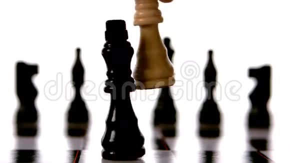 白王在国际象棋中击败黑王视频的预览图