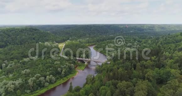 锡古尔达市森林大桥自然高贾河无人驾驶飞机飞行桥车从上面行驶视频的预览图