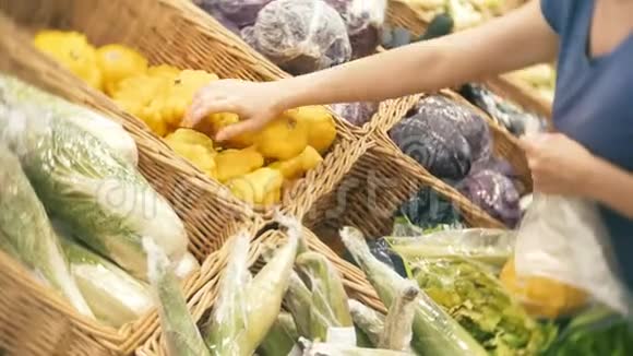 一个在超市买蔬菜的女人南瓜视频的预览图