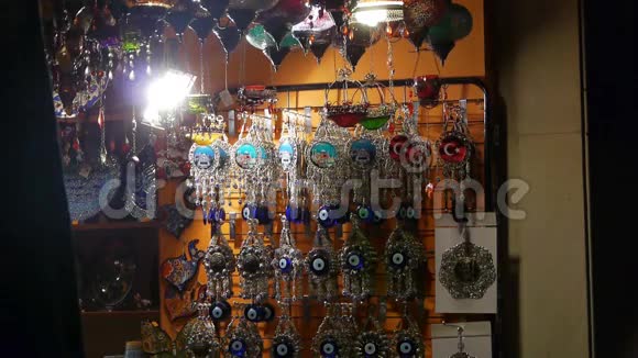 在土耳其的一家夜间带眼珠的纪念品商店视频的预览图