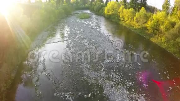 波兰比斯兹扎迪河秋日绿谷空中拍摄视频的预览图
