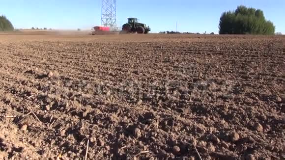 农业拖拉机在农田播种谷物视频的预览图