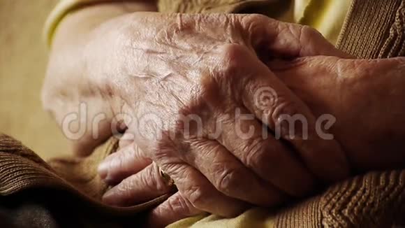 老年妇女手皱皮肤贴紧视频的预览图