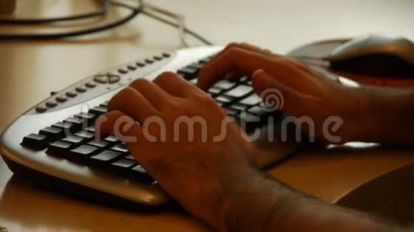 阿拉伯商人用多毛手的键盘视频的预览图