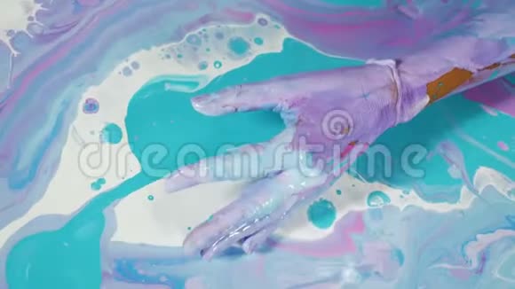 绘有亚克力的女孩瑜伽画布上色彩斑斓视频的预览图