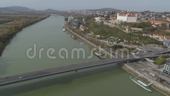 无人机航空4K布拉迪斯拉发多瑙河城堡视频的预览图