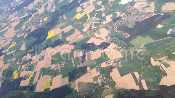 从飞机上看到许多农田视频的预览图